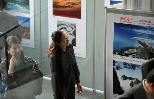 5月20日,觀眾在美國紐約觀看“中國夢-美麗中國”圖片展。當(dāng)天,由中華全國歸國華僑聯(lián)合會(huì)、美國華商會(huì)和中國駐紐約總領(lǐng)事館舉辦的“中國夢-美麗中國”圖片展在紐約曼哈頓中國城舉行啟動(dòng)儀式,該展覽以形象、生動(dòng)的圖片展示了中國改革開放以來日新月異的變化和巨大的建設(shè)成就。 新華社記者王雷攝