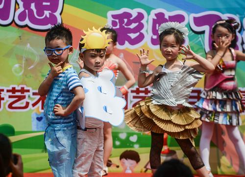 5月21日,孩子們參加環(huán)保時裝秀。新華社記者 徐昱 攝