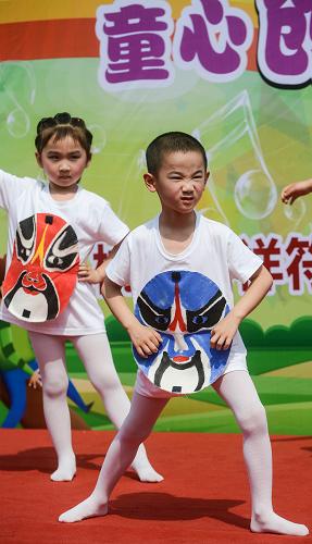 5月21日,孩子們在參加京劇臉譜表演。新華社記者 徐昱 攝