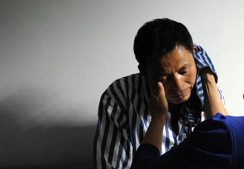 5月21日,事故傷者家屬在給傷者擦臉。當(dāng)日15時(shí)33分,鞍山市千山區(qū)202國道鞍海路段發(fā)生一起兩輛客車相撞交通事故,目前事故已造成4人死亡,多名乘客受傷。據(jù)鞍山交警部門提交信息顯示,海城市長途客運(yùn)公司遼C90017號(hào)客車(海城—鞍山)與相向行駛的該公司遼C90034號(hào)客車(鞍山—海城)發(fā)生撞擊,事故導(dǎo)致當(dāng)場(chǎng)死亡3人,經(jīng)搶救無效死亡1人,其余傷者正在救治中。新華社記者 楊青 攝