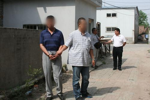 5月21日,便衣刑警將竊電嫌疑人(前左)抓獲。當(dāng)日,天津公安部門在電力部門的配合下,一舉破獲一起特大竊電案件,案值達(dá)上百萬元。據(jù)介紹,國家電網(wǎng)天津電力城西供電分公司通過電能監(jiān)控系統(tǒng),發(fā)現(xiàn)西青區(qū)楊莊子大隊(duì)一用戶變壓器長(zhǎng)期存在用電異常情況。公安部門在接到報(bào)警后,經(jīng)仔細(xì)偵查摸清嫌疑人活動(dòng)規(guī)律,并制定抓捕計(jì)劃。 5月21日6時(shí)許,兩名犯罪嫌疑人在“換班”時(shí)被警方抓獲。據(jù)嫌疑人張某某、余某某等人交待,他們長(zhǎng)期通過短接電表竊電,并為周邊多個(gè)企業(yè)工廠供電,賺取暴利。新華社發(fā)(郭斌 攝)