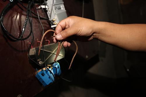 5月21日,天津市電力公司電力稽查人員在展示嫌疑人用于竊電的短接導(dǎo)線。新華社發(fā)(郭斌 攝)