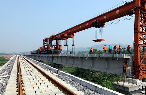 5月21日,中鐵一局蘭渝鐵路鋪架隊的工作人員在四川省華鎣市陽和鎮(zhèn)用架橋機鋪架祝家壩特大橋左線橋梁。目前,蘭(蘭州)渝(重慶)鐵路工程架橋、鋪軌工作最后7公里線路——四川省華鎣市境內祝家壩特大橋高興站工程正在進行施工,預計6月30日前蘭渝鐵路與襄(襄樊)渝(重慶)鐵路接軌。蘭渝鐵路是連接我國西北與西南的重要鐵路干線,正線全長約855公里。開通運營后,蘭州到重慶的行車時間將由目前的22個小時,縮短為6個半小時。新華社發(fā)(邱海鷹 攝)