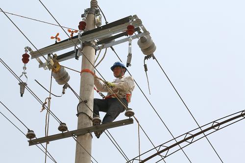 5月21日,國家電網(wǎng)山東聊城供電公司工作人員對(duì)10千伏于北線進(jìn)行改造施工。 當(dāng)日,在山東聊城市東昌府區(qū)于集鎮(zhèn),國家電網(wǎng)聊城供電公司工作人員集中對(duì)10千伏于北線進(jìn)行改造,將原有95平方毫米裸鋁線更換為240平方毫米絕緣鋁導(dǎo)線,極大提升了線路供電可靠性,為今年迎峰度夏打好基礎(chǔ)。據(jù)悉,為全力服務(wù)“三農(nóng)”發(fā)展,2013年山東將投資96億元開展10千伏及以下中低壓配網(wǎng)建設(shè)改造,確保實(shí)現(xiàn)“雙過萬”目標(biāo),即新建改造線路1.34萬條、新增更換配變1.14萬臺(tái),提升城鄉(xiāng)供電一體化水平。新華社發(fā)(徐凱 攝)