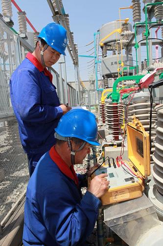 5月22日,國家電網(wǎng)冀北承德供電公司工作人員對220千伏熱河智能變電站設(shè)備進行檢修試驗。入夏以來,國家電網(wǎng)冀北電力公司加強電網(wǎng)負荷預(yù)測分析,加緊對發(fā)電設(shè)備進行檢修和隱患排查,同時號召黨員服務(wù)隊進社區(qū)、進企業(yè)、進農(nóng)村,為廣大群眾提供各種便民服務(wù),確保迎峰度夏期間電網(wǎng)安全穩(wěn)定運行。新華社發(fā)