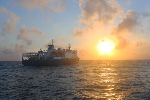 5月21日,“瓊沙3號”徐徐駛出西沙永興島碼頭,迎著燦爛的夕陽返回海南文昌清瀾港。新華社記者 查春明 攝