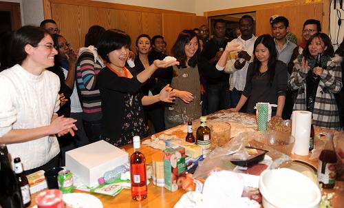 2011年2月5日,在瑞士日內(nèi)瓦,參加“餃子大會(huì)”的中國來賓向外國來賓展示如何包餃子。當(dāng)日,60余名中外來賓歡聚一堂,一同包餃子、吃餃子,慶祝中國春節(jié)。新華社記者于洋攝