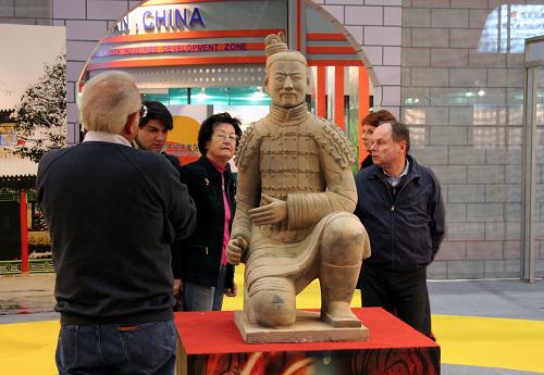 2008年11月14日,在瑞士日內(nèi)瓦舉行的第56屆日內(nèi)瓦博覽會(huì)上,參觀者在本屆博覽會(huì)主賓城市中國西安展區(qū)駐足觀看。這是西安市第一次派出大型展團(tuán)到國外參展,也是日內(nèi)瓦博覽會(huì)史上首次邀請(qǐng)一個(gè)城市作為主賓參展。新華社記者于洋攝