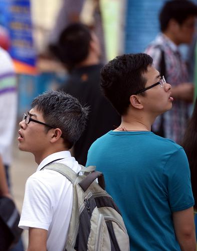 5月23日,南昌大學(xué)民營企業(yè)招聘會(huì)上,求職者在尋找合適的崗位。當(dāng)日,江西南昌大學(xué)舉辦2013年民營企業(yè)招聘周“送崗進(jìn)校園專場招聘大會(huì)”,現(xiàn)場數(shù)十家民營企業(yè)提供1.8萬個(gè)就業(yè)崗位,吸引南昌本地多所高校的畢業(yè)生參加。距離大學(xué)生畢業(yè)離校不到一個(gè)月時(shí)間,據(jù)工作人員介紹,往年這個(gè)時(shí)候落實(shí)工作并簽約的畢業(yè)生占多數(shù),“畢業(yè)季”里的招聘會(huì)不會(huì)出現(xiàn)如此多的應(yīng)聘者。據(jù)南昌大學(xué)就業(yè)辦提供的數(shù)據(jù),南昌大學(xué)今年的本科生“協(xié)議書入庫”率為63.5%,比往年降低了8%。新華社記者 周密攝