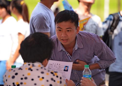 5月23日,南昌大學(xué)民營企業(yè)招聘會(huì)上,一名求職大學(xué)生在向用工單位介紹自己。新華社記者 周密攝