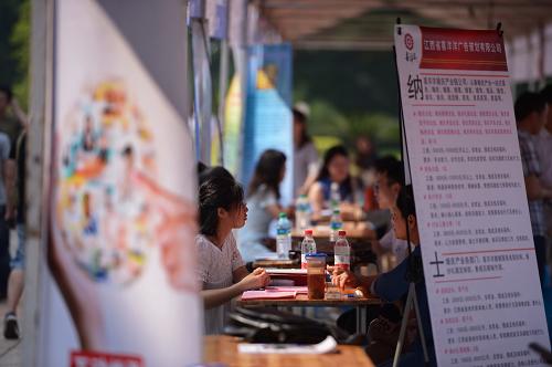 5月23日,南昌大學(xué)民營企業(yè)招聘會(huì)上,求職者在與用工單位商談。新華社記者 周密攝