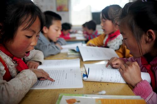 5月27日,在甘肅省宕昌縣何家堡中心小學的跨越式教學實驗課上,學生們在進行拓展閱讀訓練。新華社記者 張錳 攝