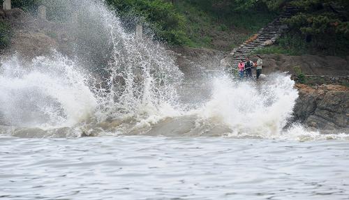5月28日,老虎灘邊防派出所干警在老虎灘海洋公園海邊向游客進(jìn)行安全提示。遼寧大連5月27日迎來強(qiáng)風(fēng)暴潮,28日,大連邊防支隊(duì)老虎灘邊防派出所出動(dòng)警力在老虎灘海洋公園海邊巡邏,設(shè)置警戒線,并向轄區(qū)內(nèi)漁民、游客提供安全指導(dǎo),保障轄區(qū)內(nèi)群眾生命財(cái)產(chǎn)安全。 新華社發(fā)(姜冰 攝)