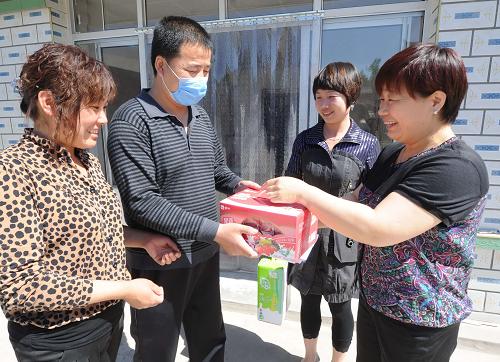 5月29日,河北省三河市重特大疾病救助基金會工作人員來到該市皇莊村慰問白血病患者王大鵬,此前王大鵬已獲8萬元救助金。為進(jìn)一步完善城鄉(xiāng)居民醫(yī)療救助保障體系,解決群眾因病致貧,因病返貧的問題,河北省三河市今年在全省率先建立了由9家知名民營企業(yè)共同捐助、政府配套的重特大疾病救助基金。目前,該基金已募集捐款1.05億元,政府配套10%的資金,覆蓋全市90%以上的城鄉(xiāng)群眾;救助范圍包括白血病、血友病、先心病、惡性腫瘤等重特大疾病,最高救助30萬元。新華社記者 李曉果 攝