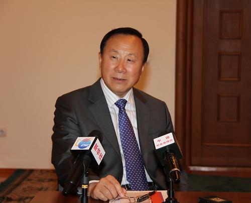 5月8日,在烏茲別克斯坦首都塔什干,新任上合組織地區(qū)反恐怖機(jī)構(gòu)執(zhí)行委員會主任張新楓接受新華社等中國駐中亞國家媒體聯(lián)合采訪。新任上合組織地區(qū)反恐怖機(jī)構(gòu)執(zhí)行委員會主任張新楓日前在接受新華社等中國駐中亞國家媒體聯(lián)合采訪時說,地區(qū)反恐怖機(jī)構(gòu)成立近十年來,在協(xié)助本組織成員國主管機(jī)關(guān)合作打擊“三股勢力”、維護(hù)地區(qū)安全穩(wěn)定方面取得巨大成就。新華社記者董龍江攝