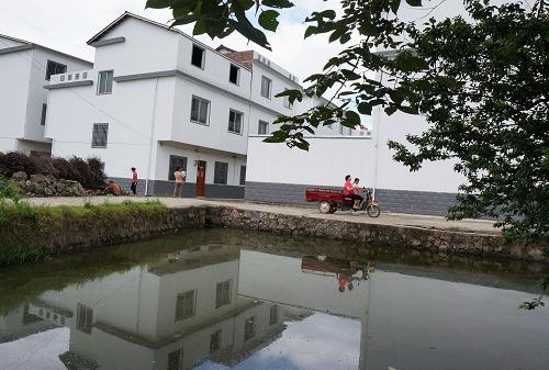 這是6月23日拍攝的臨桂縣六塘鎮(zhèn)東計(jì)嶺移民新村一角。新華社發(fā)(韋萬(wàn)忠 攝)
