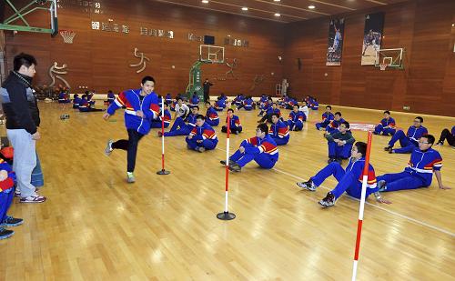 2月26日,北京市第五中學(xué)分校的同學(xué)們?cè)诶蠋煹闹笇?dǎo)下開展室內(nèi)體育鍛煉。針對(duì)目前持續(xù)的嚴(yán)重霧霾天氣,北京市教委2月21日發(fā)布緊急通知,要求啟動(dòng)霧霾橙色預(yù)警應(yīng)急措施,小學(xué)、幼兒園停止戶外運(yùn)動(dòng),中學(xué)停止室外體育課、早操、課間操、課外體育活動(dòng)、業(yè)余訓(xùn)練,停止校級(jí)、區(qū)縣級(jí)、市級(jí)組織的體育考試和運(yùn)動(dòng)會(huì)并延期舉行。新華社發(fā)(周良 攝)