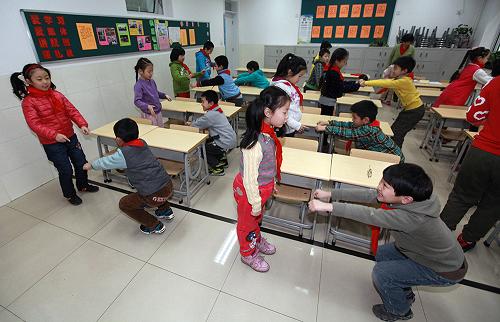 2月26日,北京市東城區(qū)西總布小學(xué)二年級(jí)1班的學(xué)生在室內(nèi)進(jìn)行體育鍛煉。新華社發(fā)(周良 攝)