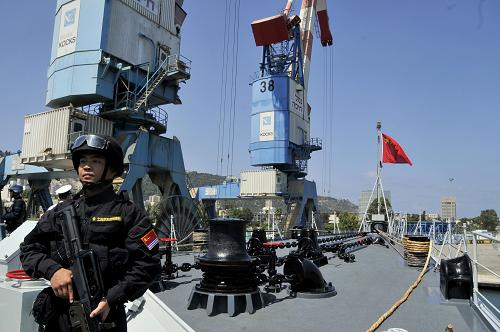 8月13日,由中國海軍第十一批護(hù)航編隊“青島”號導(dǎo)彈驅(qū)逐艦、“煙臺”號護(hù)衛(wèi)艦、“微山湖”號綜合補(bǔ)給艦組成的出訪編隊抵達(dá)以色列海法港,開始對以色列進(jìn)行為期4天的友好訪問。這是中國海軍艦艇編隊第一次訪問以色列。 新華社記者 郝方甲 攝