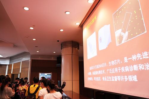 這是西部首例基因芯片試管嬰兒誕生新聞發(fā)布會(huì)現(xiàn)場(chǎng)(8月16日攝)。新華社記者 陳昌奇 攝