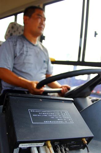 8月16日在一輛山東省淄博市臨淄區(qū)的校車上拍攝的衛(wèi)星定位功能記錄儀。新華社發(fā)(崔立來(lái) 攝)