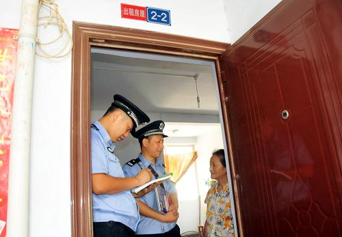 8月16日,在四川省南充市順慶區(qū)華鳳街道白土壩社區(qū)祥華小區(qū),南充市公安局順慶區(qū)分局華鳳派出所民警在登記出租房暫住人口信息。新華社發(fā)(李向雨 攝)