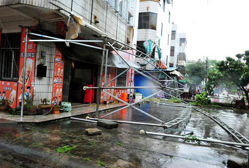 8月17日,在廣西北海市區(qū)北海大道路段,一商店的廣告牌被大風(fēng)刮倒。新華社發(fā)