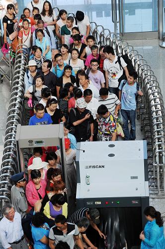 8月18日,在寧夏銀川火車(chē)站,旅客正在通過(guò)安檢進(jìn)站。當(dāng)日是寧夏回族自治區(qū)開(kāi)齋節(jié)小長(zhǎng)假的第一天,由于暑運(yùn)客流和開(kāi)齋節(jié)小長(zhǎng)假客流交疊,銀川火車(chē)站迎來(lái)了客流高峰,全天接待旅客突破2萬(wàn)人次,客流方向主要集中在西安、鄭州、北京、上海等地,今年的開(kāi)齋節(jié)假期從8月18日到8月21日,據(jù)銀川火車(chē)站預(yù)計(jì),開(kāi)齋節(jié)期間該站將接待旅客9萬(wàn)余人次。