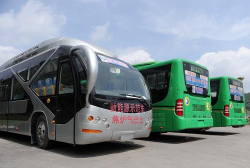 整裝待發(fā)的新能源示范車(8月20日攝)。六盤水新藍天科技公司通過技術(shù)開發(fā),創(chuàng)新性地將工業(yè)生產(chǎn)中排放的焦?fàn)t廢氣作為汽車新型能源動力,目前已取得階段性進展并投入使用,為六盤水市循環(huán)經(jīng)濟發(fā)展提供了一條清潔、環(huán)保、節(jié)能的新路徑。據(jù)了解,以普通小汽車為例,使用焦?fàn)t氣新型能源動力行駛,平均每百公里只需10方氣,花費24元左右,同等條件下比使用汽油的成本便宜近一倍,更為重要的是,其尾氣排放量不到使用汽油時尾氣排放量的十分之一。