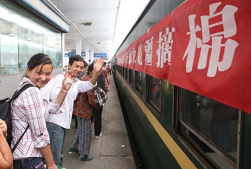 8月20日,摘棉工們在商丘車站排隊登上開往新疆的首趟摘棉專列。當日,河南首趟進疆摘棉專列L147次從商丘始發(fā)開往烏魯木齊,標志著2012年河南省棉農(nóng)運輸正式拉開帷幕。據(jù)鄭州鐵路局介紹,8月20日到9月11日,鄭州鐵路局加開了23趟棉農(nóng)專列運送摘棉工進疆。為方便棉農(nóng)就近上車,節(jié)約棉農(nóng)旅途成本,這些列車將分別從棉農(nóng)較集中的商丘、許昌、寧陵、蘭考等車站始發(fā)。