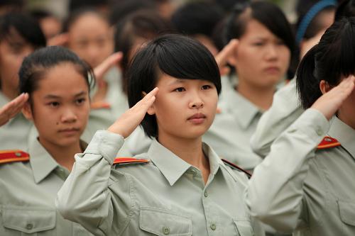 8月22日,在廣西柳州市融安縣高級(jí)中學(xué)操場(chǎng),學(xué)生們?cè)谶M(jìn)行敬禮訓(xùn)練。當(dāng)日,廣西融安縣高級(jí)中學(xué)2012級(jí)新生軍訓(xùn)正式開(kāi)始。該縣人民武裝部軍事教官開(kāi)始對(duì)高一新生進(jìn)行為期一周的單兵隊(duì)列動(dòng)作等課目的軍事訓(xùn)練。