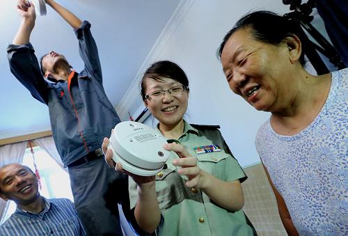 8月22日,消防人員正在為76歲的胡長(zhǎng)蘭老人(右一)講解火警報(bào)警裝置的作用。當(dāng)日,上海市閘北區(qū)消防支隊(duì)派出消防官兵和工程技術(shù)人員,專程為轄區(qū)內(nèi)的天目西街道70歲以上的獨(dú)居老人家庭免費(fèi)安裝單點(diǎn)報(bào)警裝置,一旦發(fā)生火災(zāi),系統(tǒng)將自動(dòng)鳴笛報(bào)警,提醒行動(dòng)不便的老人及時(shí)逃生,也提醒周圍鄰居幫助救援。