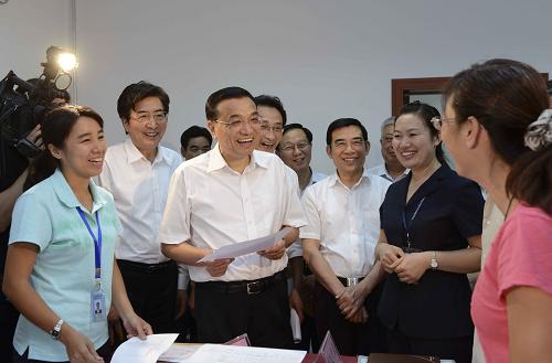 8月21日,中共中央政治局常委、國(guó)務(wù)院副總理李克強(qiáng)在北京市考察保障性安居工程建設(shè)情況,并召開(kāi)保障房分配和運(yùn)行現(xiàn)場(chǎng)會(huì)。這是8月21日李克強(qiáng)在海淀區(qū)萬(wàn)壽路街道辦事處住房保障服務(wù)大廳了解保障房申報(bào)和審批業(yè)務(wù)流程。