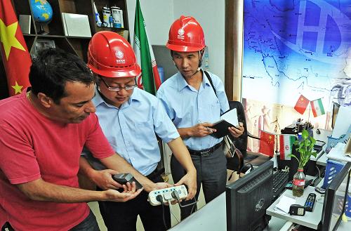 8月23日,在義烏市哈米貿(mào)易有限公司,義烏市供電局涉外人員用電服務隊隊員朱文峰(中)在向伊朗客商哈米(左)說明如何及時發(fā)現(xiàn)電源插座故障。針對義烏市夏季用電量攀升且故障多發(fā)的態(tài)勢,國家電網(wǎng)浙江省義烏市供電局組織培訓涉外人員用電服務隊,前往當?shù)赝馄蠛屯饧藛T居住的社區(qū),通過宣傳安全用電知識、排查電力線路隱患和優(yōu)化企業(yè)用電方案等方式,積極為廣大外商排憂解難。