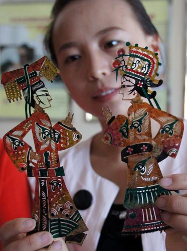 環(huán)縣一名皮影藝人展示她們?cè)O(shè)計(jì)的新型皮影造型(8月21日攝)。甘肅環(huán)縣是著名的“皮影之鄉(xiāng)”。為了保護(hù)這一古老的民間藝術(shù),環(huán)縣政府制定出臺(tái)了《保護(hù)傳承暫行規(guī)定》、《傳承人管理辦法》和《戲班管理辦法》政策法規(guī),并嘗試通過(guò)學(xué)校教育等方式培養(yǎng)傳承人。目前,環(huán)縣從事皮影演出和雕刻的有500多位藝人,環(huán)縣皮影藝術(shù)團(tuán)先后11次應(yīng)邀出訪(fǎng)歐洲。在保護(hù)和傳承的基礎(chǔ)上,環(huán)縣的皮影產(chǎn)品向多樣化邁進(jìn),已開(kāi)發(fā)出皮影掛歷、香包、鞋墊等12大類(lèi)160多個(gè)產(chǎn)品。