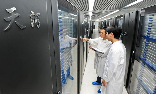 我國(guó)運(yùn)算速度最快超算“天河一號(hào)”服務(wù)用戶(hù)超300家 8月28日,兩位工作人員在天河計(jì)算機(jī)機(jī)房檢查設(shè)備運(yùn)行情況。 近日,記者在采訪中了解到,落戶(hù)在天津?yàn)I海新區(qū)的超級(jí)計(jì)算機(jī)“天河一號(hào)”服務(wù)用戶(hù)已超過(guò)300家,涵蓋中科院、中石油、南開(kāi)大學(xué)、渣打銀行等不同行業(yè)單位,成為部分領(lǐng)域的核心生產(chǎn)力。 據(jù)了解,“天河一號(hào)”是我國(guó)運(yùn)行速度最快的超級(jí)計(jì)算機(jī),擁有超強(qiáng)的運(yùn)算能力,它作為國(guó)家的基礎(chǔ)性科技資源,已廣泛參與到我國(guó)多個(gè)生產(chǎn)領(lǐng)域。 新華社記者 張超群 攝