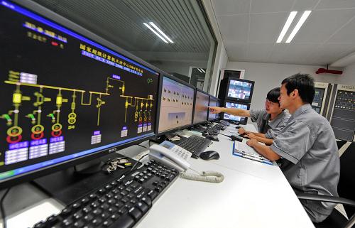 8月28日,兩名工作人員在天河計(jì)算機(jī)機(jī)房監(jiān)控室實(shí)時(shí)監(jiān)控計(jì)算機(jī)的運(yùn)行狀況。 近日,記者在采訪中了解到,落戶(hù)在天津?yàn)I海新區(qū)的超級(jí)計(jì)算機(jī)“天河一號(hào)”服務(wù)用戶(hù)已超過(guò)300家,涵蓋中科院、中石油、南開(kāi)大學(xué)、渣打銀行等不同行業(yè)單位,成為部分領(lǐng)域的核心生產(chǎn)力。 據(jù)了解,“天河一號(hào)”是我國(guó)運(yùn)行速度最快的超級(jí)計(jì)算機(jī),擁有超強(qiáng)的運(yùn)算能力,它作為國(guó)家的基礎(chǔ)性科技資源,已廣泛參與到我國(guó)多個(gè)生產(chǎn)領(lǐng)域。 新華社記者 張超群 攝