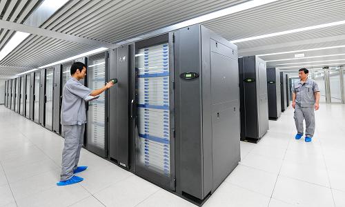 8月28日,工作人員在巡查天河計(jì)算機(jī)的運(yùn)行情況。 近日,記者在采訪中了解到,落戶(hù)在天津?yàn)I海新區(qū)的超級(jí)計(jì)算機(jī)“天河一號(hào)”服務(wù)用戶(hù)已超過(guò)300家,涵蓋中科院、中石油、南開(kāi)大學(xué)、渣打銀行等不同行業(yè)單位,成為部分領(lǐng)域的核心生產(chǎn)力。 據(jù)了解,“天河一號(hào)”是我國(guó)運(yùn)行速度最快的超級(jí)計(jì)算機(jī),擁有超強(qiáng)的運(yùn)算能力,它作為國(guó)家的基礎(chǔ)性科技資源,已廣泛參與到我國(guó)多個(gè)生產(chǎn)領(lǐng)域。 新華社記者 張超群 攝
