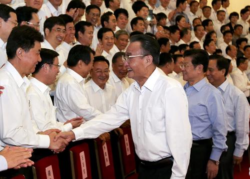 9月3日,第十八次全國(guó)地方立法研討會(huì)在北京召開。會(huì)前,中共中央政治局常委、全國(guó)人大常委會(huì)委員長(zhǎng)吳邦國(guó)在人民大會(huì)堂會(huì)見全體與會(huì)代表,并與他們合影留念。 新華社記者 丁林 攝