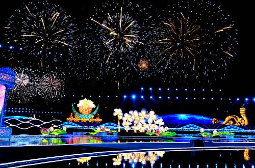 9月3日,第二屆鄂爾多斯國(guó)際那達(dá)慕閉幕式在康巴什新區(qū)舉行。當(dāng)日,第二屆鄂爾多斯國(guó)際那達(dá)慕在完成了各項(xiàng)文化活動(dòng)和體育賽事之后圓滿閉幕。此次為期8天的鄂爾多斯國(guó)際那達(dá)慕大會(huì)吸引了俄羅斯、蒙古國(guó)、澳大利亞等44個(gè)境外體育代表團(tuán),19個(gè)國(guó)內(nèi)體育代表團(tuán)參加。