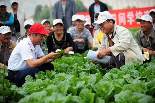 9月5日,在甘肅省榆中縣高墩營鄉(xiāng),高墩營農(nóng)民田間學(xué)校輔導(dǎo)員、榆中縣農(nóng)業(yè)技術(shù)推廣中心高級農(nóng)藝師楊海興(前左)正在向農(nóng)民介紹蔬菜病害防治技術(shù)。當(dāng)日,甘肅省榆中縣高墩營農(nóng)民田間學(xué)校第十二期教學(xué)活動在當(dāng)?shù)厥卟藰?biāo)準(zhǔn)園教學(xué)基地展開。田間學(xué)校針對當(dāng)季蔬菜種植環(huán)節(jié)中的技術(shù)難題,組織農(nóng)民參加病蟲害調(diào)查及綜合防控實(shí)踐活動,經(jīng)濟(jì)有效地把病蟲危害控制在最低程度,達(dá)到高產(chǎn)、高效、優(yōu)質(zhì)、安全的無公害生產(chǎn)水平。甘肅省自2011年在全省各地農(nóng)村開辦形式多樣的農(nóng)民田間學(xué)校。這些田間學(xué)校是以“農(nóng)民”為中心,以“田間”為課堂,以人為本、能力為先、自下而上的參與式農(nóng)民素質(zhì)教育模式和農(nóng)業(yè)技術(shù)推廣方式,有效解決農(nóng)業(yè)技術(shù)推廣的“最后一公里”瓶頸,提高農(nóng)民對農(nóng)業(yè)新技術(shù)的應(yīng)用意識,提高農(nóng)民科學(xué)種植水平,加速農(nóng)業(yè)新技術(shù)的推廣應(yīng)用。新華社記者 張錳 攝