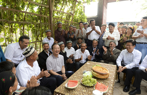 9月3日至5日,中共中央政治局常委、國務(wù)院總理溫家寶到新疆和田、喀什地區(qū)考察。這是9月4日,在喀什市疏勒縣巴仁鄉(xiāng)三村艾麥提·依明家的葡萄架下,溫家寶與村民親切交流。新華社記者 李學(xué)仁 攝