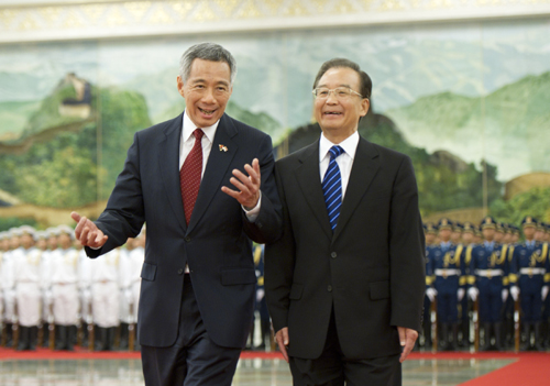 9月6日,中國國務(wù)院總理溫家寶在北京人民大會堂舉行儀式,歡迎新加坡總理李顯龍訪華。新華社記者 黃敬文 攝