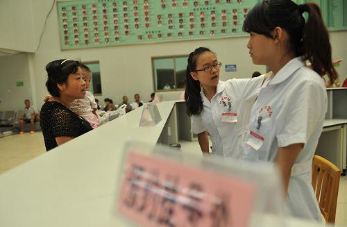 9月7日,一位家長在江西省兒童醫(yī)院免費預(yù)約掛號處咨詢預(yù)約事宜。9月3日起,江西省兒童醫(yī)院在江西省內(nèi)第一個取消與中介機構(gòu)合作,在官網(wǎng)、醫(yī)院門診和住院部顯眼位置公布預(yù)約電話和預(yù)約方式,僅4日一天就為40多名患者安排看病時間。據(jù)了解, 中介機構(gòu)提供預(yù)約診療服務(wù)多為有償服務(wù),這筆費用雖然不多,但確實是患者看病之外的額外負擔(dān),衛(wèi)生部門將一邊建設(shè)和完善全省統(tǒng)一的預(yù)約平臺,一邊鼓勵醫(yī)院提供免費預(yù)約服務(wù)。江西省衛(wèi)生廳2011年著手建設(shè)全省統(tǒng)一預(yù)約診療服務(wù)平臺,聯(lián)合多家電信運營商,開發(fā)了集約式預(yù)約診療服務(wù)平臺和12320呼叫中心,逐步取代原有的預(yù)約中介機構(gòu)。新華社記者 周密 攝