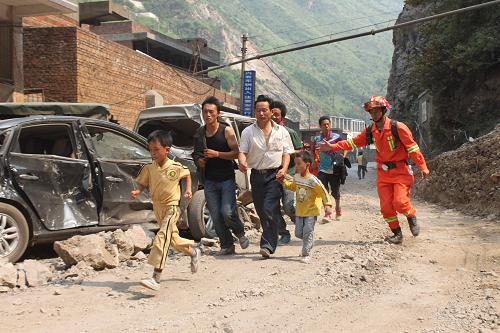 9月8日,在震中彝良縣洛澤河鎮(zhèn),武警云南總隊(duì)第三支隊(duì)的應(yīng)急救援隊(duì)員在山石滾落多發(fā)地段疏散群眾。新華社發(fā)(盛敏 攝)