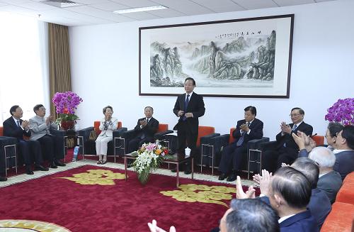 9月10日,國務(wù)院總理溫家寶來到位于北京市昌平區(qū)的外交學(xué)院新校區(qū),出席周恩來同志和陳毅同志銅像揭幕儀式。這是溫家寶會見周恩來、陳毅的親屬和外交戰(zhàn)線老同志,向他們和外交戰(zhàn)線全體同志致以崇高敬意和親切問候。新華社記者 龐興雷 攝