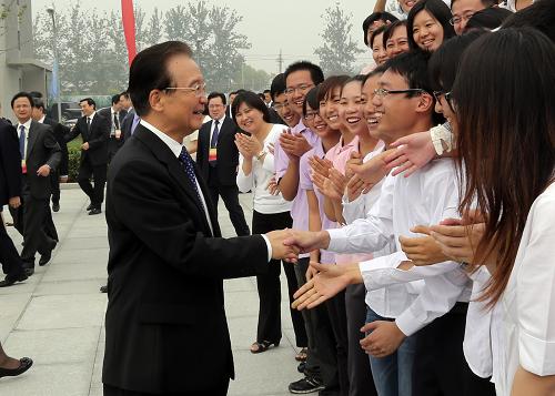 9月10日,國務(wù)院總理溫家寶來到位于北京市昌平區(qū)的外交學(xué)院新校區(qū),出席周恩來同志和陳毅同志銅像揭幕儀式。這是溫家寶與外交學(xué)院師生交流。新華社記者 丁林 攝
