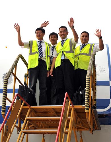9月11日,試飛機組成員亮相,從左至右分別為機長趙維波、飛行員趙彤、飛行測試工程師王飛南和地面測試及客艙系統(tǒng)工程師王曉榮。新華社記者 劉海峰 攝