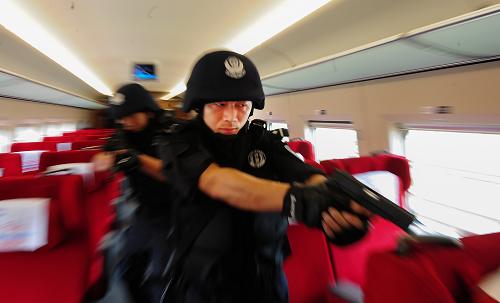 9月11日,特警隊(duì)員們在進(jìn)行列車搜捕訓(xùn)練。新華社記者 程敏 攝