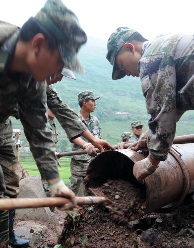 9月12日,防化團(tuán)官兵在江邊搶修被毀供水管道。新華社記者 秦晴 攝